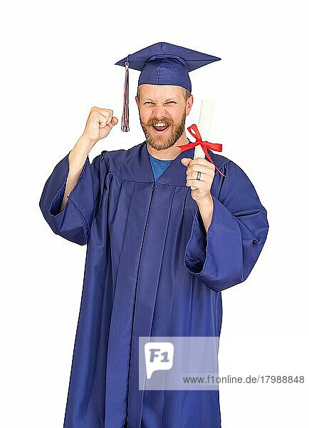 Glücklicher männlicher Absolvent mit Kappe und Talar mit Diplom vor weißem Hintergrund
