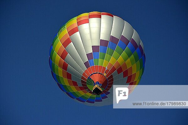 Schöner bunter Heißluftballon in der Luft mit blauem Himmel