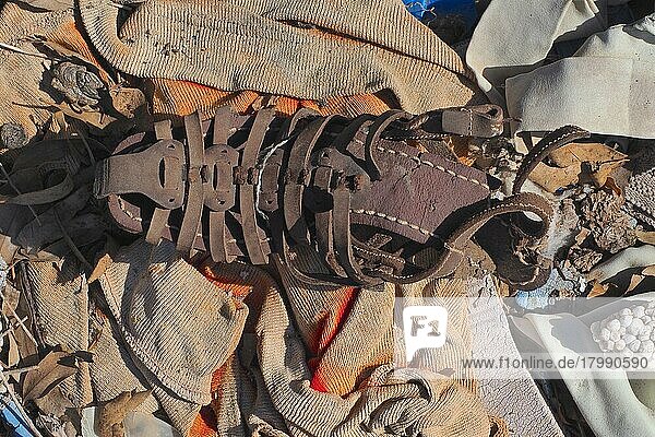 Fragment von Sandale aus Leder  maroder Herrenschuh am Boden  verrotteter Schuh  Schuhwrack  vergammelter Treter  ausgelatschter Schuh  abgetragener Schuh
