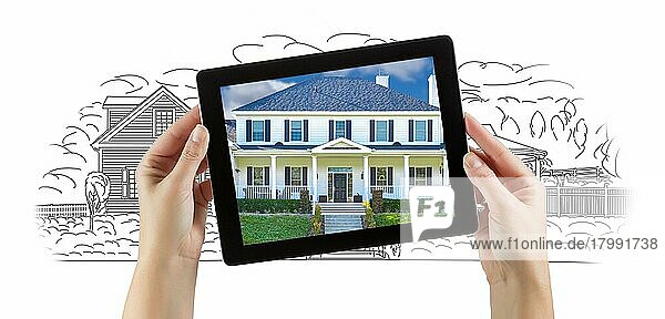 Weibliche Hände halten Computer-Tablet mit Haus Foto auf dem Bildschirm und Zeichnung hinter