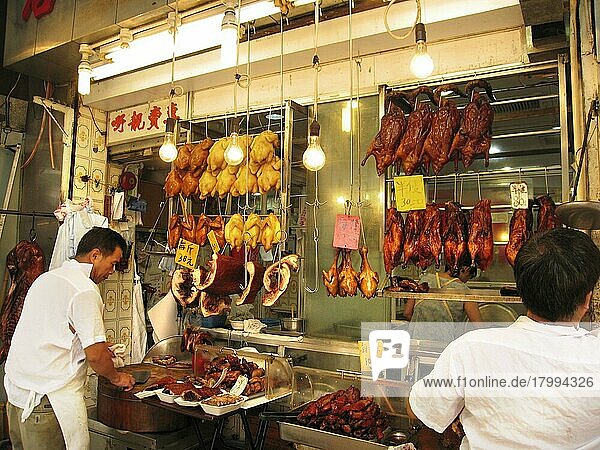 Mann bereitet Fleisch und Geflügel im Café vor  Kowloon  Hongkong  China  Asien