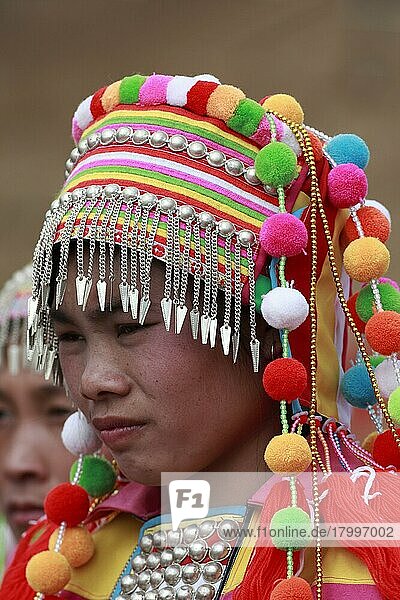 Stamm der ethnischen Minderheit der Lisu  Tänzerin in traditioneller Kleidung  Nahaufnahme des Kopfes  Husa  West-Yunnan  China  Marsch  Asien