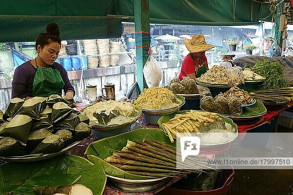 Sauber zubereitete und ausgestellte Gemüseprodukte im überdachten Lebensmittelmarkt  Februar  Bangkok  Thailand  Asien