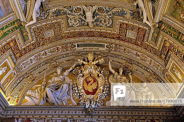 Deckengemälde mit Wappen von Papst Gregor XIII.  Europa/  Pontifex Maximus  Galerie der Landkarten  Vatikanische Museen  Vatikanstadt  Vatikan  Rom  Latium  Italien  Europa