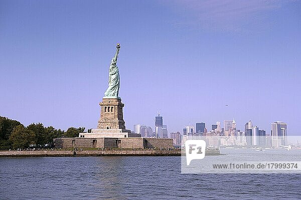 Ansicht der Freiheitsstatue  mit der Skyline der Stadt Manhattan Island in der Ferne  Liberty Island  New York Harbor  New York City  New York State (U.) S. A. September
