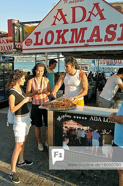 Frauen probieren süße türkische Backwaren auf Markt  Ayvalik  Cunda  Balikesir  Türkei  Asien