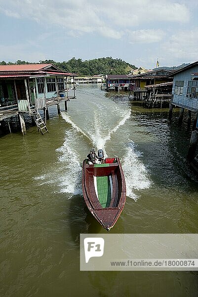 Wassertaxi-Schnellboot vorbei an Hütten auf Stelzen im Fluss  Wasserdorf (Kampong Ayer)  Brunei-Fluss  Bandar Seri Begawan  Brunei  März  Asien