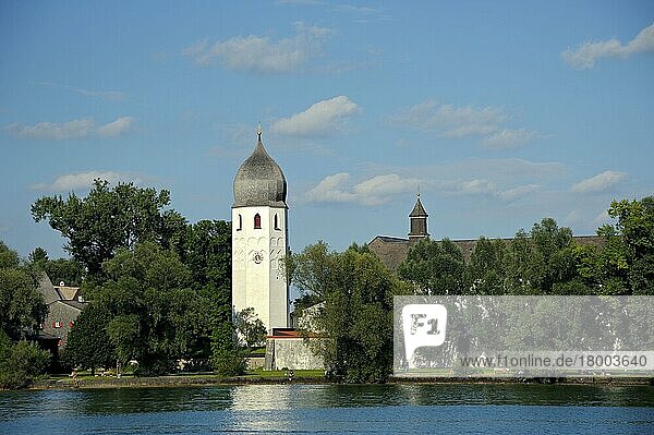Chiemsee  Fraueninsel mit Glockenturm der Klosteranlage  August  Chiemgau  Bayern  Deutschland  Europa