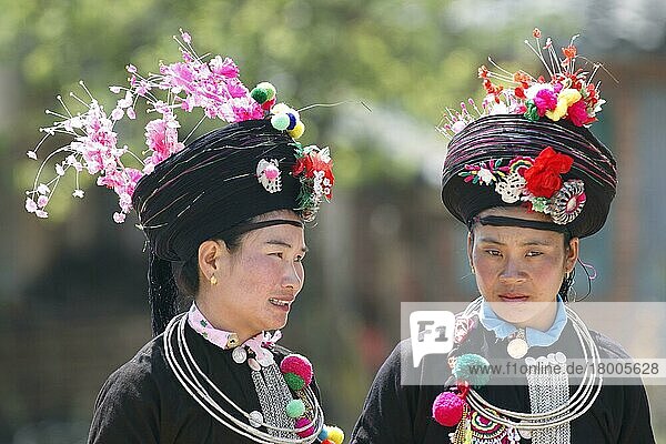 Stamm der ethnischen Minderheit der Achang  zwei Frauen  Nahaufnahme der Häupter  Husa  West-Yunnan  China  Marsch  Asien