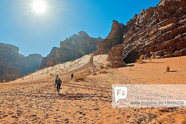 Touristen  Urlauber laufen auf Düne in Wüste  Wadi Rum  Jordanien  Kleinasien  Asien