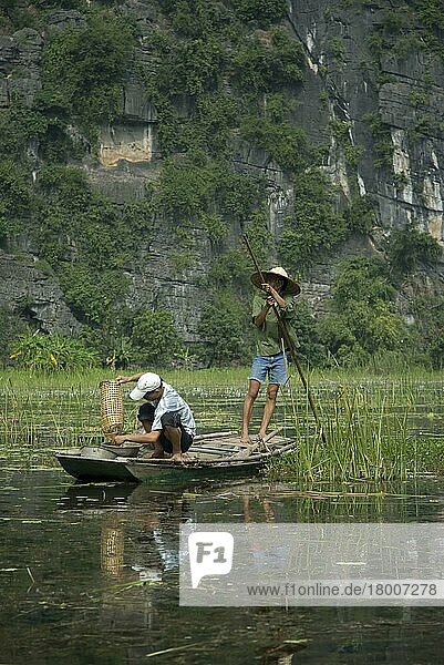 Männer fischen vom Boot aus auf dem Wasserweg  in der Nähe der Parfümpagode (Chua Huong)  nahe Hanoi  Vietnam  Asien