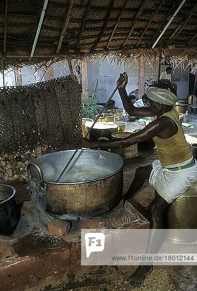 Ein Mann bereitet Weizenhalwa für ein Fest in Chettinad  Tamil Nadu  vor  Indien  Asien