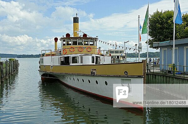Chiemsee  paddle steamer Ludwig Fessler  excursion boat of the Chiemsee Schifffahrt  year of construction 1926  harbour of Prien  August  Prien  Chiemgau  Bavaria  Germany  Europe