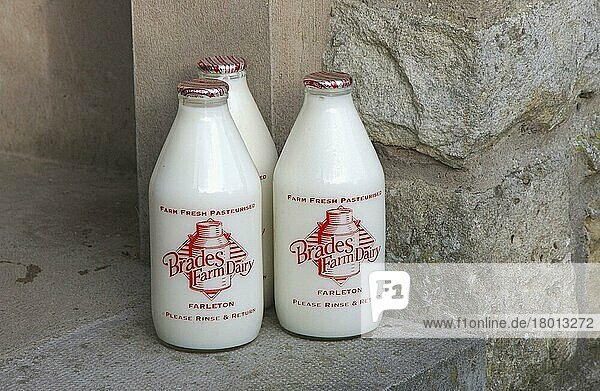 Milchflaschen vor der Haustür  Lancaster  Lancashire  England  Großbritannien  Europa
