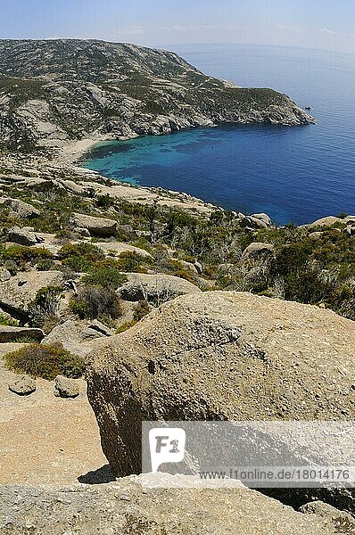 Blick auf Granitfelsen und Küstenlinie  Insel Montecristo  Toskanischer Archipel  Toskana  Italien  Europa