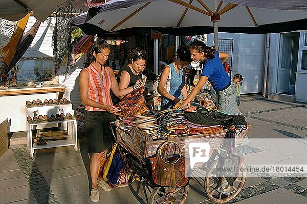 Frauen auf Markt  Ayvalik  Cunda  Balikesir  Türkei  Asien