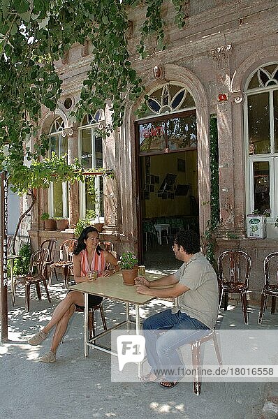 Paar trinkt Tee vor Teehaus  Cafe  Ayvalik  Cunda  Balikesir  Türkei  Asien