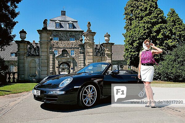 Frau mit Porsche 911 Cabrio vor Schloss  Porsche Carrera 4S Cabriolet  Cabrio  Sportwagen