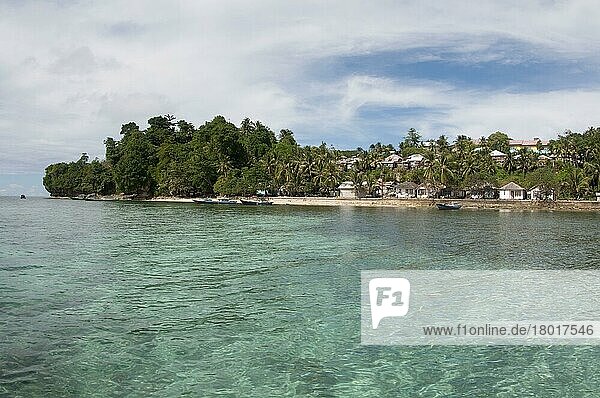 Ansicht der Küstensiedlung auf der Tropeninsel  Run Island  bei Bandaneira  bei der Insel Ambon  Maluku-Inseln  Banda-See  Indonesien  Asien