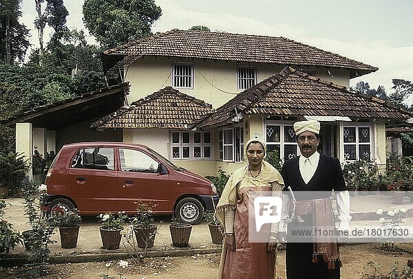 Kodava-Paar in traditionellem Haus vor seinem Haus  Kodagu Coorg  Karnataka  Indien  Asien