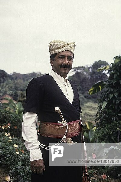 Kodava-Mann in seiner traditionellen Kleidung in Madikeri  Mercara in Kodagu Coorg  Karnataka  Indien  Asien