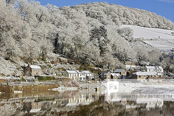 Blick auf Fluss und Dorf im Schnee  Tintern  River Wye  Wye Valley  Monmouthshire  Wales  Winter