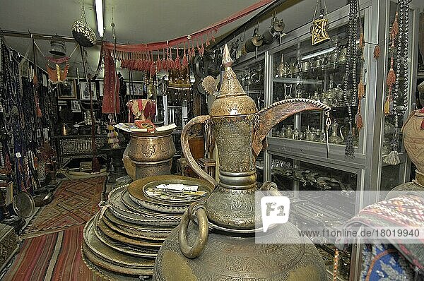 Alte Teekanne  antiquarische Kaffeekanne  arabische Kanne  Antiquitätengeschäft  Altstadt von Aqaba  Jordanien  Kleinasien  Akaba  Asien