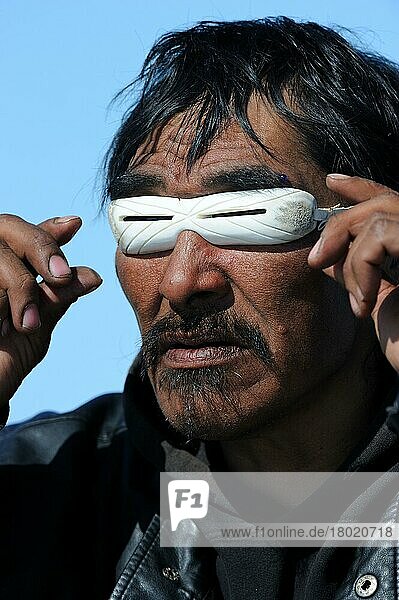 Porträt eines Inuit-Mannes mit traditioneller Sonnenbrille aus Walfischknochen  Iglulik  Foxe Basin  Nunavut  Kanada  Nordamerika