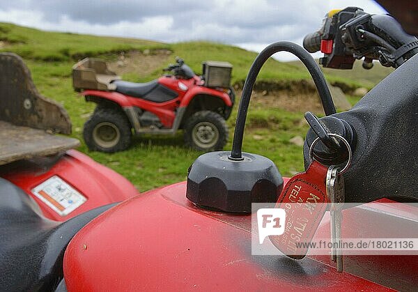 Nahaufnahme der Schlüssel im Honda-Quadbike auf dem Bauernhof  Chipping  Lancashire  England  August