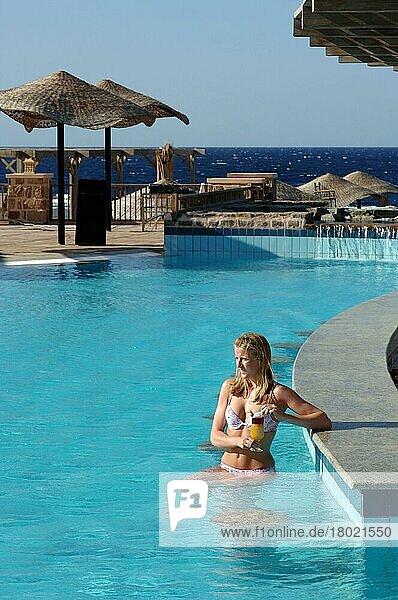 Junge Frau am Swimmingpool  Hurghada  Ägypten  Afrika