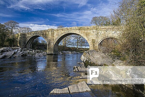 Devil's Bridge  um 1370  über den Fluss Lune  Kirkby Lonsdale  Cumbria  England  November