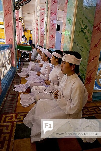 Caodaisten-Schüler sitzen während der Zeremonie auf dem Balkon  Cao Dai-Tempel  Tay Ninh Heiliger Stuhl  Tay Ninh  Tay Ninh Provinz  Vietnam  Dezember  Asien