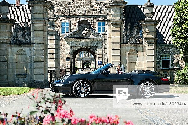 Frau mit Porsche 911 Cabrio vor Schloss  Porsche Carrera 4S Cabriolet  Cabrio  Sportwagen