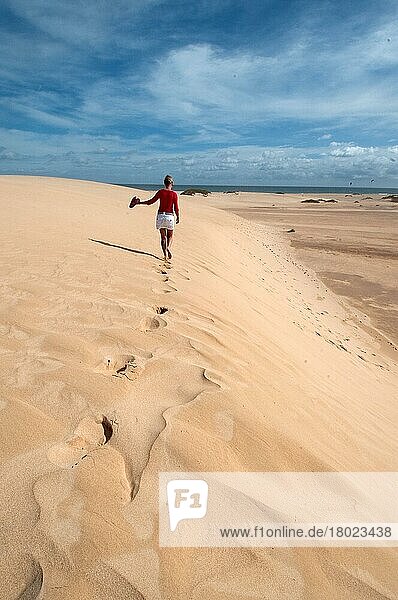 Junge Frau spaziert auf Sanddüne  Düne  Fuerteventura  Kanarische Inseln  Spanien  Europa