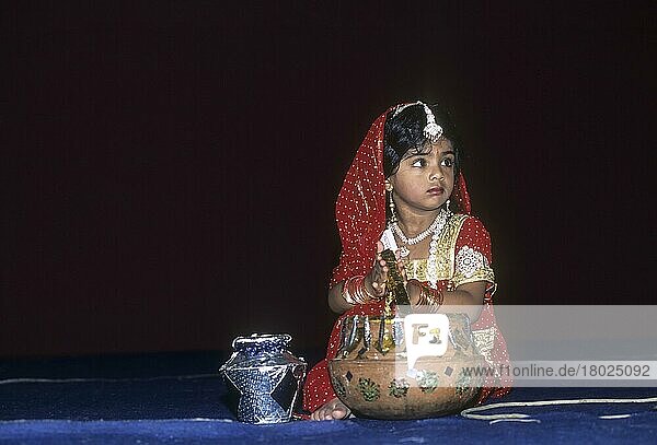Ein Mädchen in Kostümen bei einem religiösen Fest zu Krishna Janmashtami  Coimbatore  Tamil Nadu  Indien  Asien