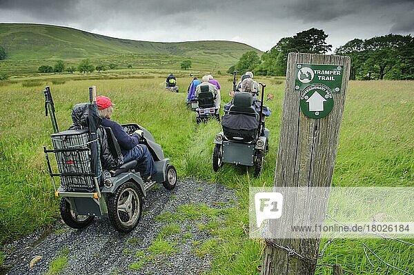 Tramper Trail- und Konzessionspfad-Schilder am Posten  Menschen mit Mobilitätsproblemen besuchen mit Trampern (Geländemobilen) den Bauernhof  Whitewell  Forest of Bowland  Lancashire  England  Juli