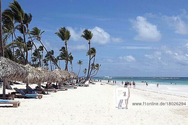Frau am Strand  Bavaro  Punta Cana  Provinz La Altagracia  Dominikanische Republik  Mittelamerika