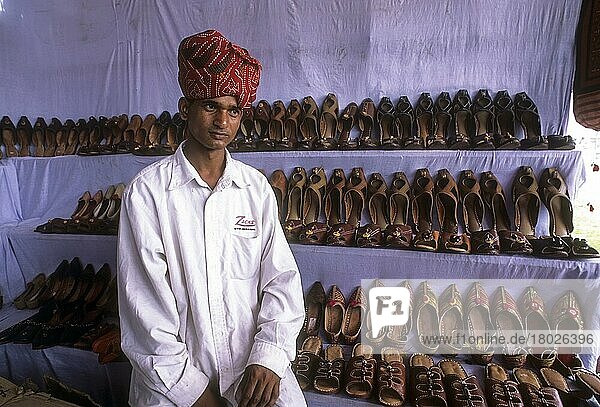 Typisches Geschäft für Lederschuhe und Chappals  Rajasthan  Indien  Asien