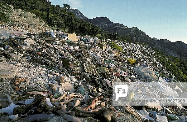 Mülldeponie am Hang  Cazorla  Sierra de Cazorla  Jaen  Andalusien  Südspanien