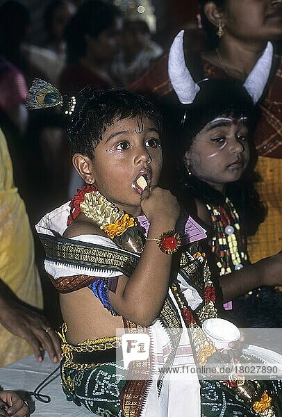 Ein Junge in Kostümen bei einem religiösen Fest zu Krishna Janmashtami  Coimbatore  Tamil Nadu  Indien  Asien