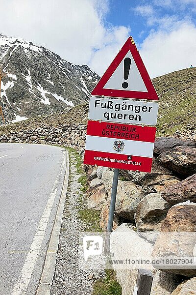 Verkehrsschild  Landesgrenze  Fußgänger queren  Timmelsjoch-Hochalpenstraße  Grenzpass Österreich  Bundesland Tirol  Italien  Provinz Südtirol  Ostalpen  Österreich  Italien  Europa