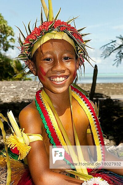 Junge  geschmückt für traditionellen Bambustanz  Insel Yap  Yap-Inseln  Föderierte Staaten von Mikronesien  Föderierte Staaten von Mikronesien