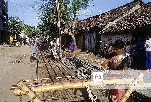 Alte Tradition von Webern  die Knoten entfernen und Seidengarn auf der Straße von Pillaiyarpalayam  Kanchipuram  Tamil Nadu  Indien  trocknen  Asien