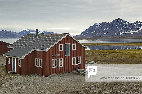Gebäude in Küstenstadt  Ny-Alesund  Oscar-II-Land  Spitzbergen  Svalbard  August
