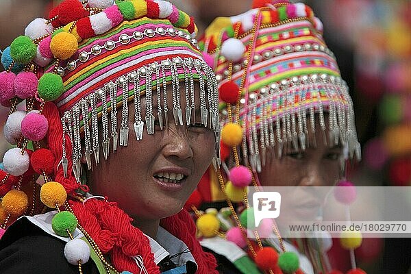 Stamm der ethnischen Minderheit der Lisu  zwei Tänzerinnen in traditioneller Kleidung  Nahaufnahme der Köpfe  Husa  West-Yunnan  China  Marsch  Asien