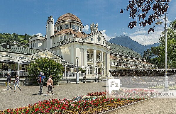 Promenade mit Kurhaus  Meran  Südtirol  Italien  Europa