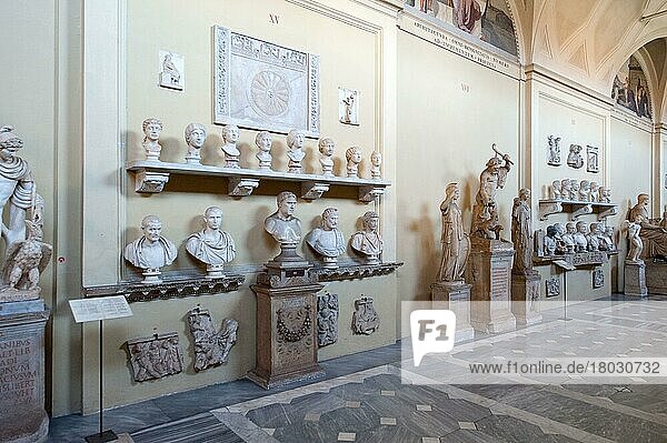Korridor des Museum Chiaramonti mit Marmorbüsten  Statue  Vatikanische Museen  Vatikan  Rom  Latium  Italien  Europa  Vatikanstadt  Büste  Büsten  Marmorbüste  Europa