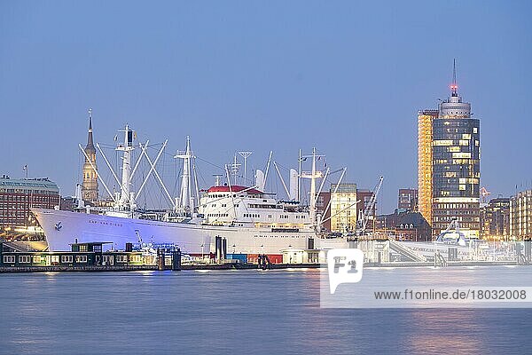 Landungsbrücken Hamburg zur blauen Stunde mit Museums- Frachtschiff Cap San Diego  Hamburg  Deutschland  Europa