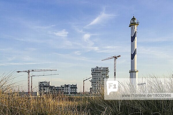 Leuchtturm Lange Nelle und neue Wohnungen im Bau für das Immobilienprojekt Oosteroever im Hafen von Ostende an der belgischen Nordseeküste  Belgien  Europa