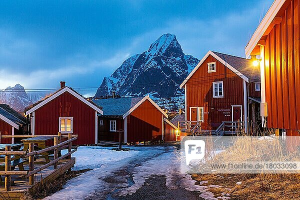 Rorbuer Fischerhäuser  Reine Dorf  Moskensoya  Lofoten Inseln  Skandinavien  Norwegen  Europa